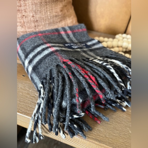 🌟SALE🌟 BURBERRY Dark Gray Cashmere Novacheck Scarf. Excellent condition. - Picture 6 of 8
